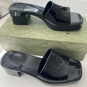 Black rubber sandals